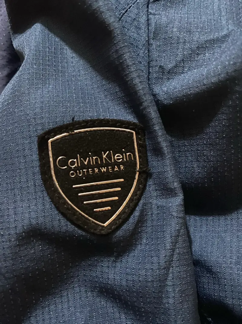 Chaqueta azul Calvin Klein con cierre reflectante - 6