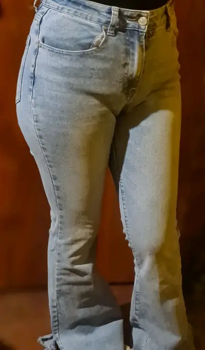 Jeans Flare de mezclilla azul claro para muje - miniatura 4