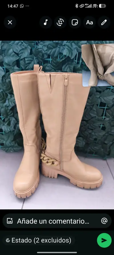 Botas altas beige con detalle de cadena - miniatura 1