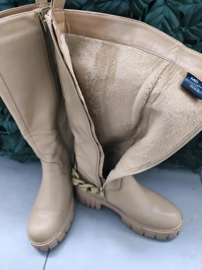 Botas altas beige con detalle de cadena - 3