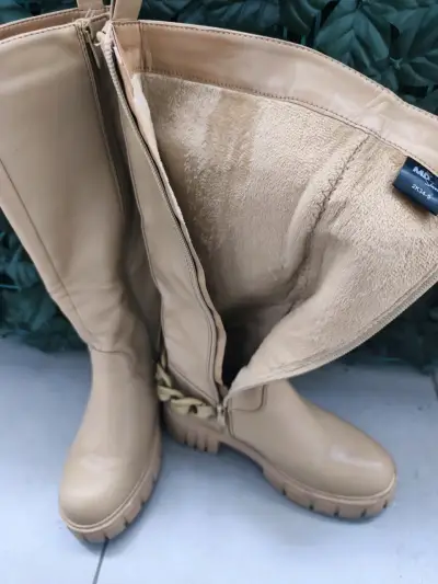 Botas altas beige con detalle de cadena - miniatura 3