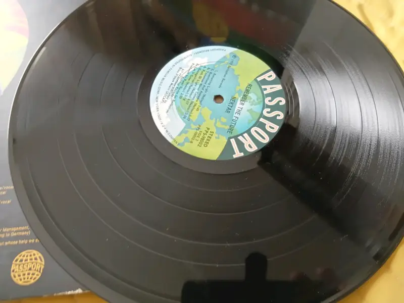 Vinilo Nektar Remember the Future en buen estado - 5