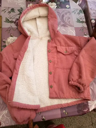 Chaqueta de pana rosada con capucha y forro polar - miniatura 1
