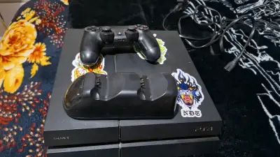 Consola PS4 Sony con control y base de carga - miniatura 1