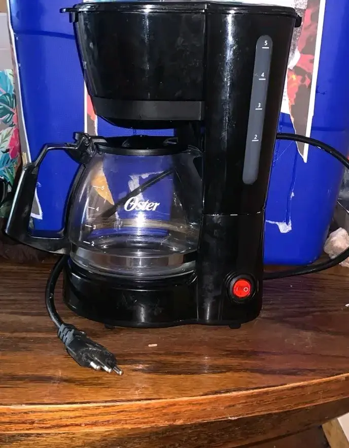 Cafetera Oster Negra de 5 Tazas - 1