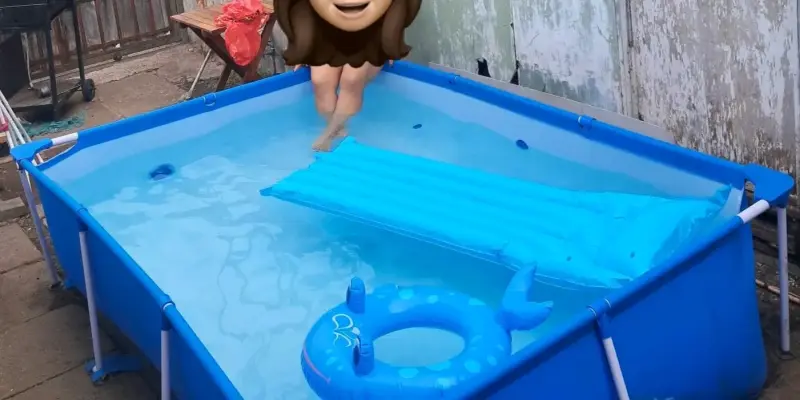 Piscina estructural rectangular azul con inflables - 1