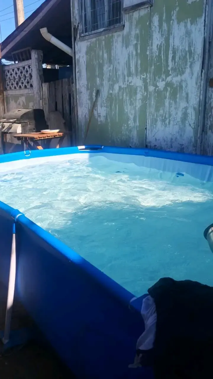 Piscina estructural rectangular azul con inflables - 2