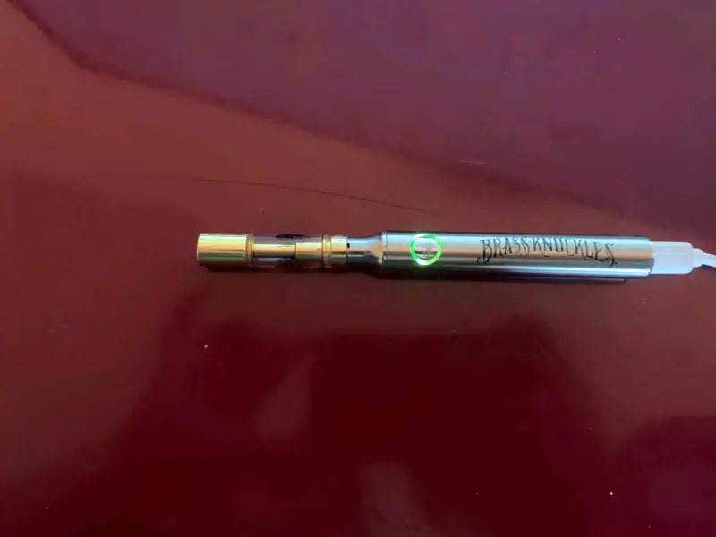 Vaporizador Brass Knuckles con luz LED - 2