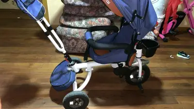 Triciclo para bebé con manillar ajustable azul - miniatura 2