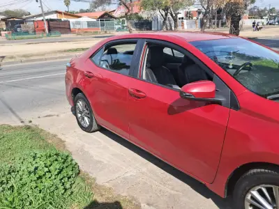 Auto sedán rojo en buen estado - miniatura 1