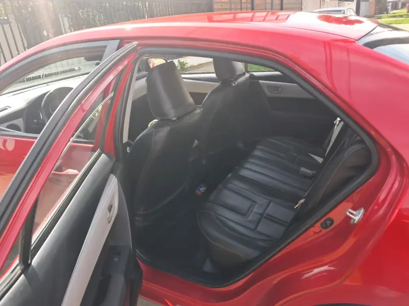 Auto sedán rojo en buen estado - 3