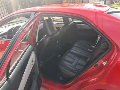 Auto sedán rojo en buen estado - miniatura 3