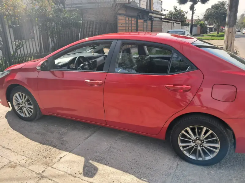 Auto sedán rojo en buen estado - 4