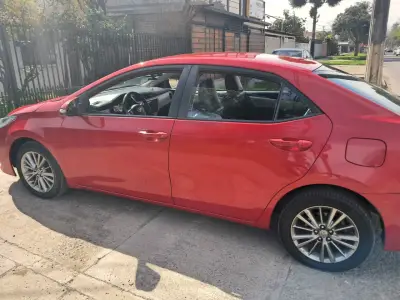 Auto sedán rojo en buen estado - miniatura 4