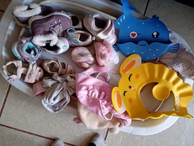 Lote de ropa y calzado infantil variado - miniatura 1