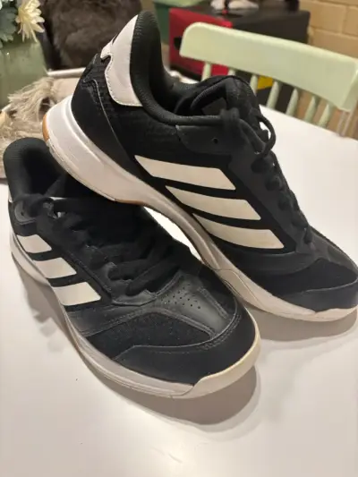 Zapatillas deportivas negras con franjas blancas - miniatura 1