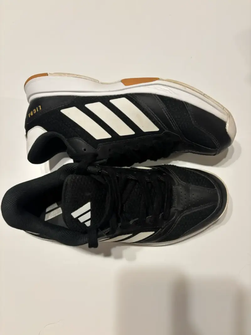 Zapatillas deportivas negras con franjas blancas - 2