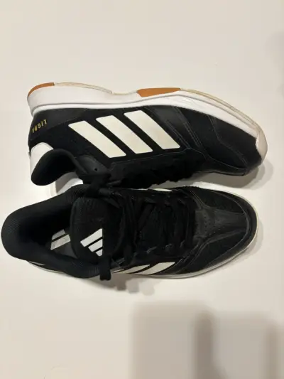 Zapatillas deportivas negras con franjas blancas - miniatura 2