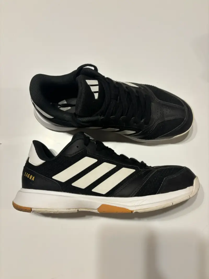 Zapatillas deportivas negras con franjas blancas - 3