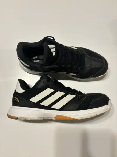 Zapatillas deportivas negras con franjas blancas - miniatura 3