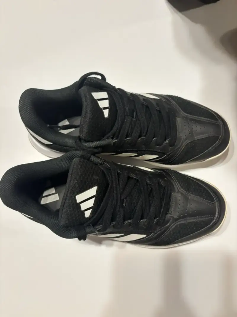 Zapatillas deportivas negras con franjas blancas - 4