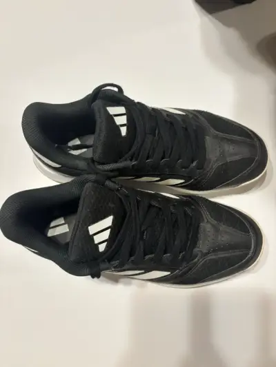 Zapatillas deportivas negras con franjas blancas - miniatura 4