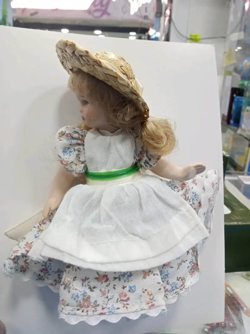 Muñeca de colección estilo victoriano con sombrero