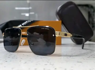 Gafas de Sol Louis Vuitton con Detalles Dorados - miniatura 1