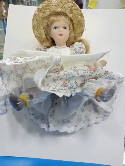 Muñeca de colección estilo victoriano con sombrero - miniatura 2