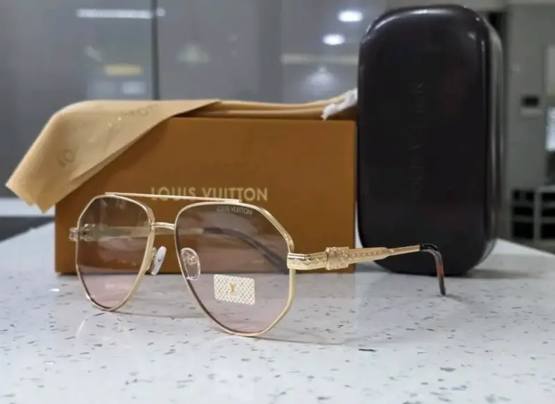 Gafas de Sol Louis Vuitton con Detalles Dorados - 2