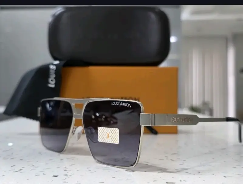 Gafas de Sol Louis Vuitton con Detalles Dorados - 3