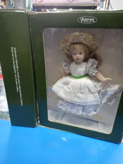 Muñeca de colección estilo victoriano con sombrero - miniatura 3