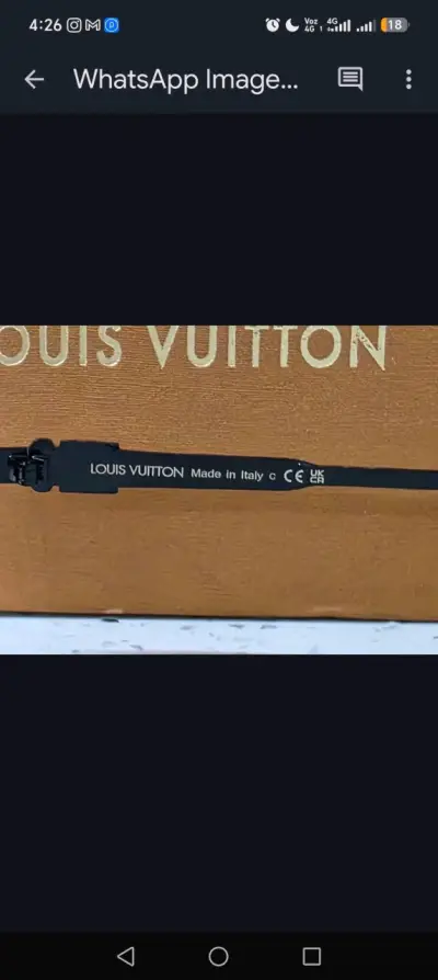 Gafas de Sol Louis Vuitton con Detalles Dorados - miniatura 4