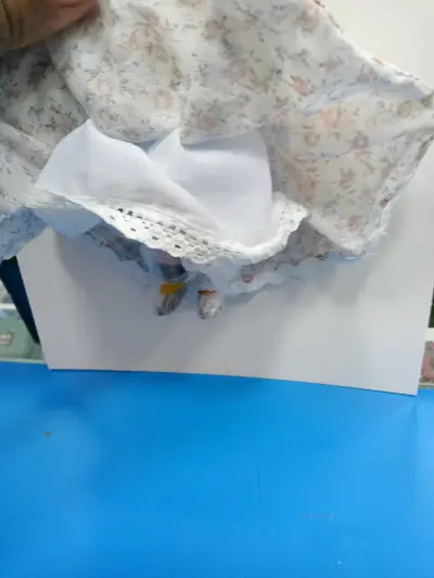Muñeca de colección estilo victoriano con sombrero - miniatura 4