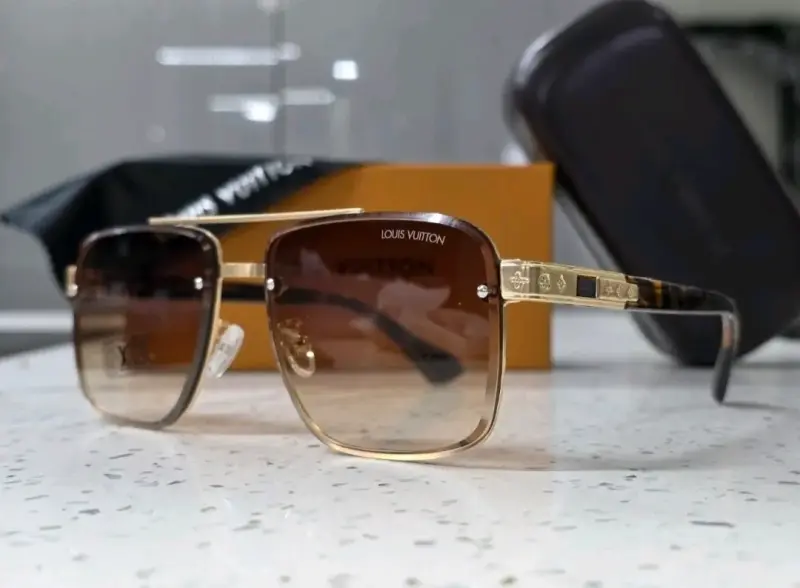 Gafas de Sol Louis Vuitton con Detalles Dorados - 6