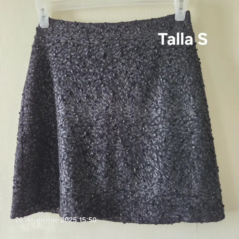 Falda corta negra con textura talla S - 1