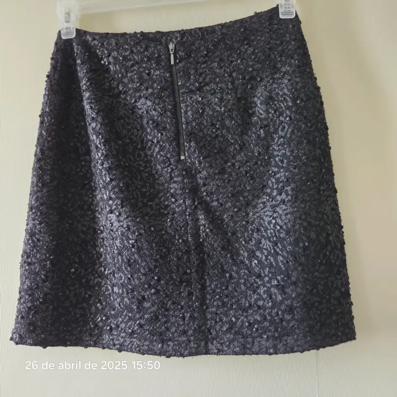 Falda corta negra con textura talla S - 2