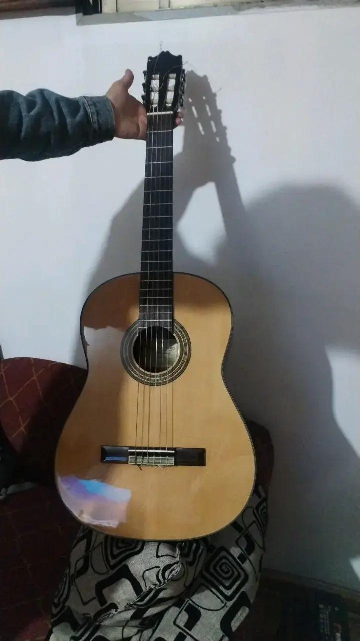 Guitarra clásica de madera en buen estado - 1