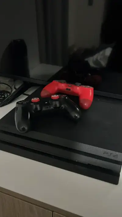 Consola PS4 con dos controles y juegos - miniatura 1