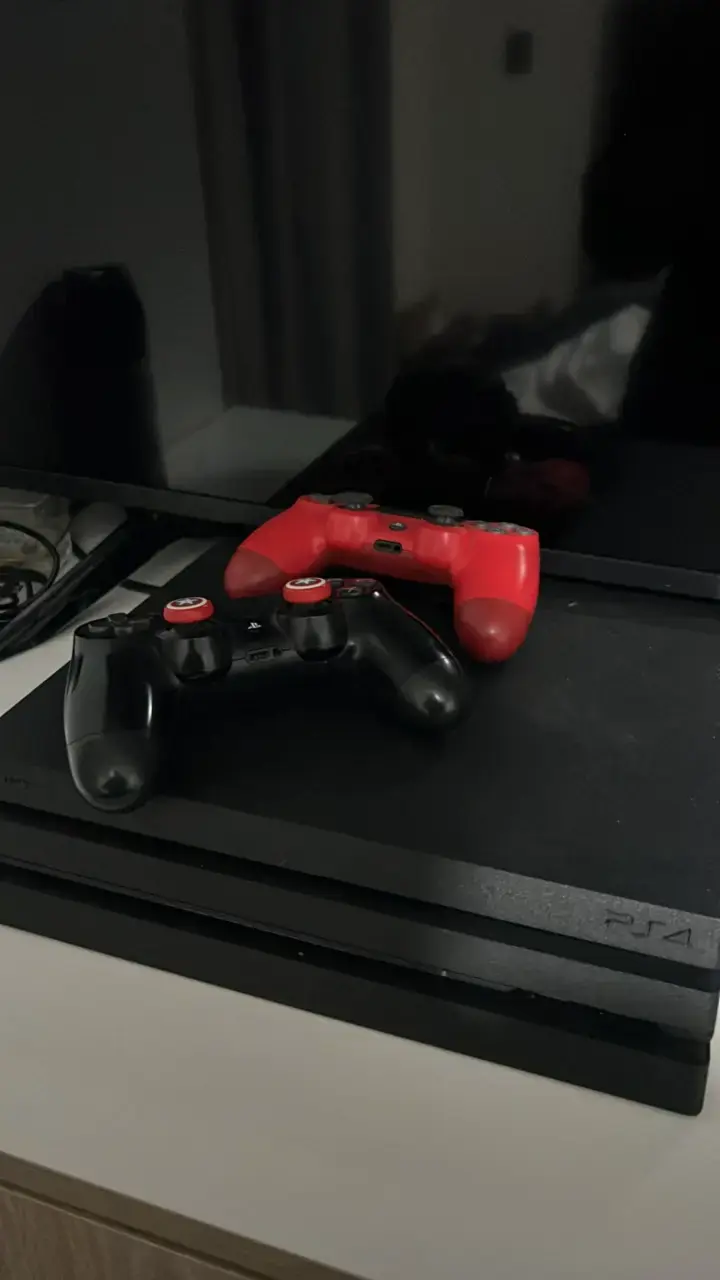 Consola PS4 con dos controles y juegos - 2