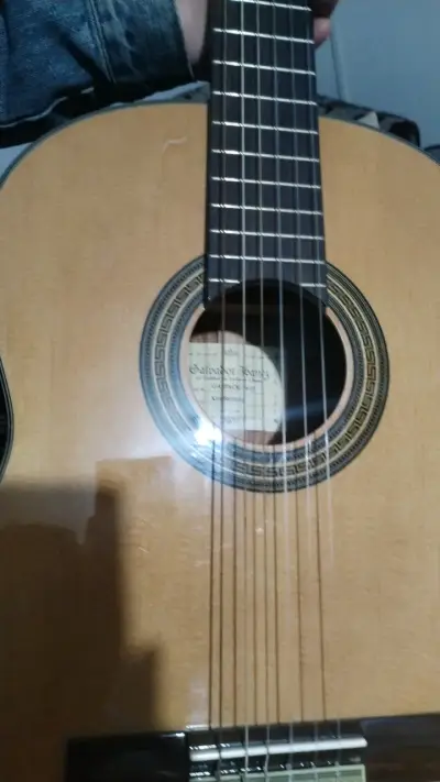 Guitarra clásica de madera en buen estado - miniatura 2