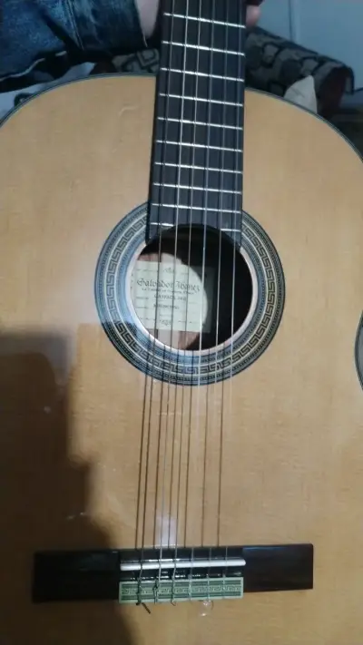 Guitarra clásica de madera en buen estado - miniatura 3