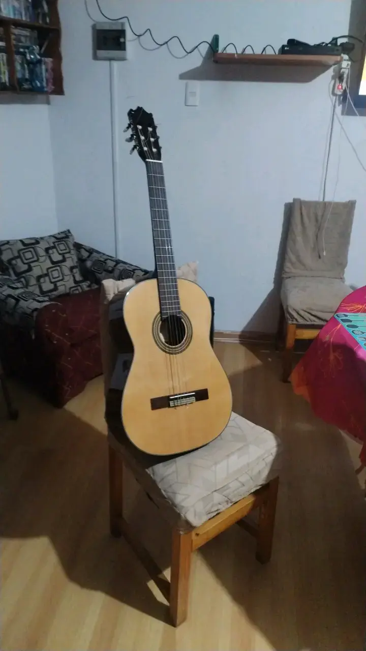 Guitarra clásica de madera en buen estado - 4