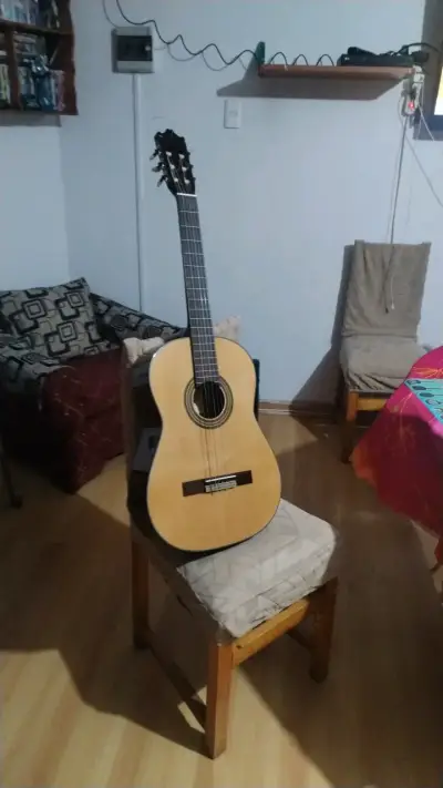 Guitarra clásica de madera en buen estado - miniatura 4