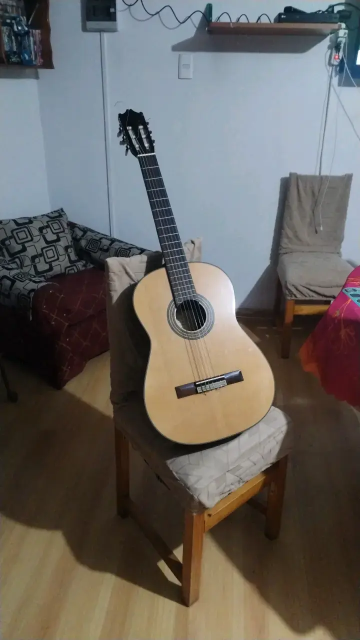 Guitarra clásica de madera en buen estado - 5