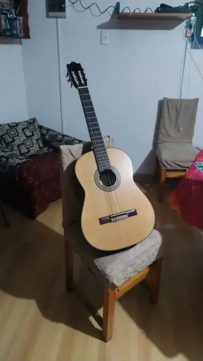 Guitarra clásica de madera en buen estado - miniatura 5