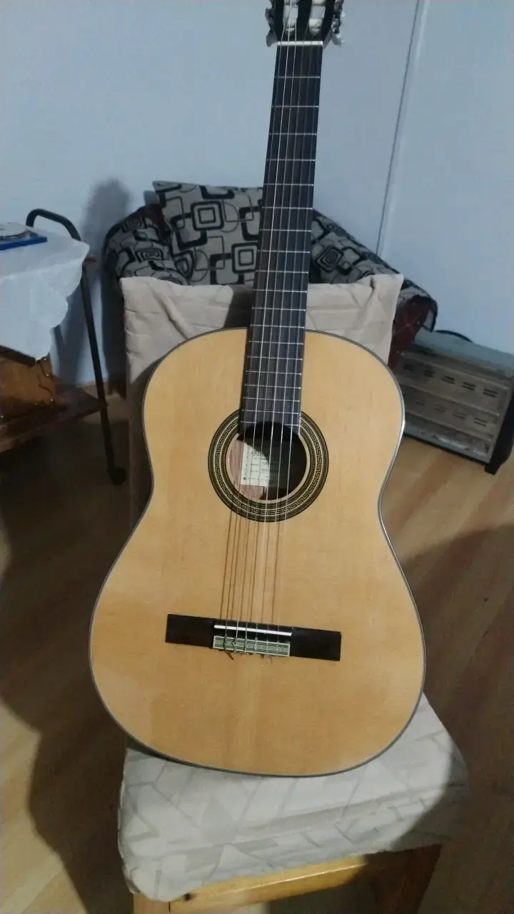 Guitarra clásica de madera en buen estado - 6
