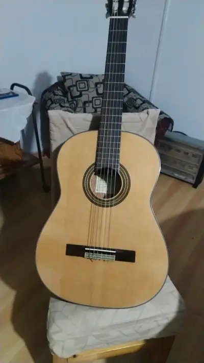 Guitarra clásica de madera en buen estado - miniatura 6