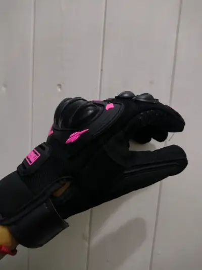 Guantes de moto negros con protección rosa - miniatura 4