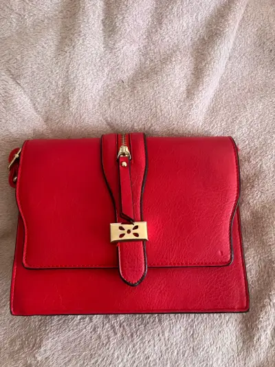 Cartera roja de cuero sintético - miniatura 1